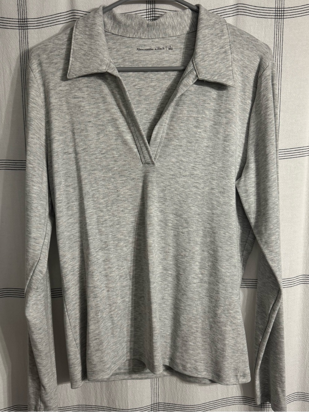 Abercrombie & Fitch Light Gray V-Neck Collared Long Sleeve Tee